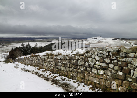 Une vue d'hiver du mur d'Hadrien, entre Crag Lough et Howsteads, dans le Northumberland, Angleterre Banque D'Images