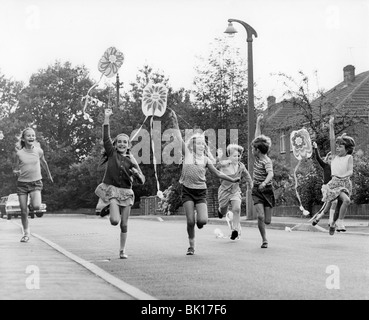 Les enfants avec des cerfs-volants, Horley, Surrey, c1965-1975( ?). Banque D'Images