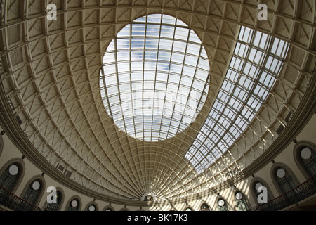 L'impressionnant toit en dôme de la Corn Exchange, un bâtiment victorien classé grade 1 dans la région de Leeds West Yorkshire Banque D'Images