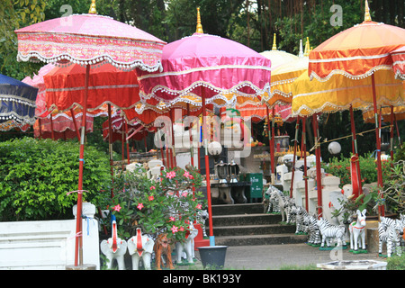 Temple bouddhiste coloré en banlieue de Bangkok, Thaïlande. Banque D'Images