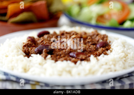 Style mexicain authentique repas Chili con Carne avec du riz bouilli blanc et pas de personnes Banque D'Images