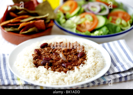 Style mexicain authentique repas Chili con Carne avec du riz bouilli blanc et pas de personnes Banque D'Images