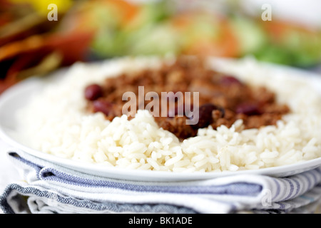 Style mexicain authentique repas Chili con Carne avec du riz bouilli blanc et pas de personnes Banque D'Images