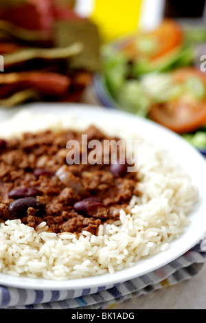 Style mexicain authentique repas Chili con Carne avec du riz bouilli blanc et pas de personnes Banque D'Images