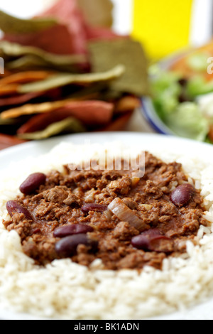 Style mexicain authentique repas Chili con Carne avec du riz bouilli blanc et pas de personnes Banque D'Images