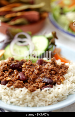 Style mexicain authentique repas Chili con Carne avec du riz bouilli blanc et pas de personnes Banque D'Images