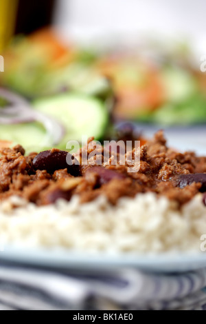 Style mexicain authentique repas Chili con Carne avec du riz bouilli blanc et pas de personnes Banque D'Images