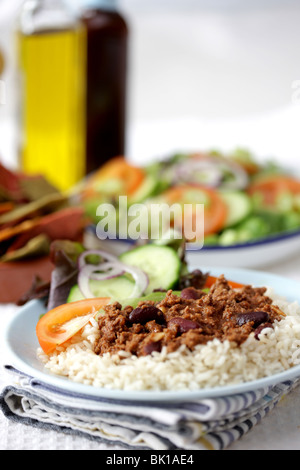 Style mexicain authentique repas Chili con Carne avec du riz bouilli blanc et pas de personnes Banque D'Images