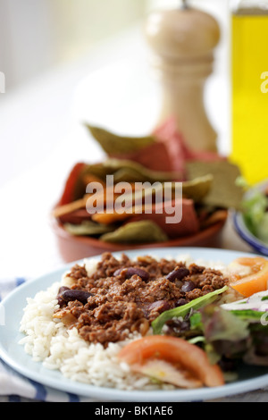 Style mexicain authentique repas Chili con Carne avec du riz bouilli blanc et pas de personnes Banque D'Images