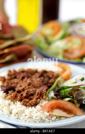 Style mexicain authentique repas Chili con Carne avec du riz bouilli blanc et pas de personnes Banque D'Images