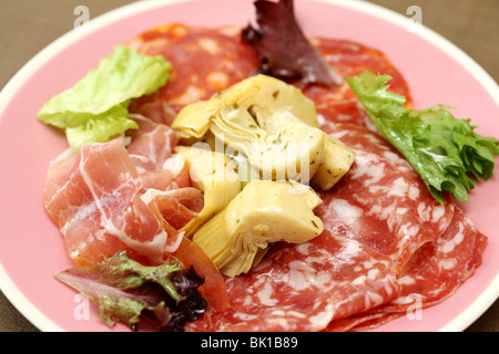 Italiens fraîchement préparés ou Assiette de Viande froide de style méditerranéen avec des viandes transformées et l'antipasto avec aucun peuple Banque D'Images