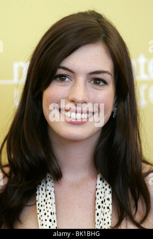 ANNE HATHAWAY LE DIABLE S'habille en Prada PHOTOCALL 63E FESTIVAL DU FILM DE VENISE Venise ITALIE 07 Septembre 2006 Banque D'Images