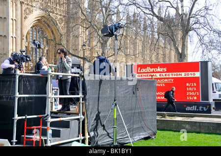 Podium Sky Television sur College Green Westminster avec passage Ladbrokes 2010 mobile affichage publicitaire des élections générales politiques Londres Royaume-Uni Banque D'Images