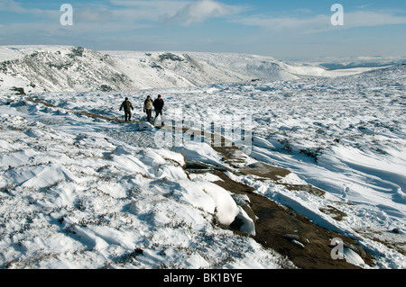 Faites de dalles de pierre meulière sentier sur le plateau, au-dessus de Kinder Scout Edale, Peak District, Derbyshire, Angleterre, RU Banque D'Images