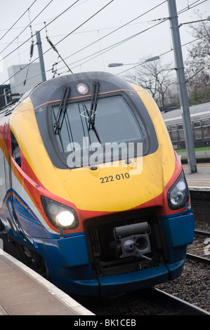 La classe 222 meridian dans East Midlands Trains livery à une gare ferroviaire en Angleterre. Banque D'Images