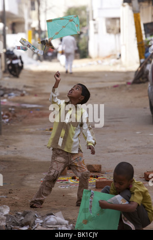 Enfant jouant avec les Indiens en kite street Banque D'Images