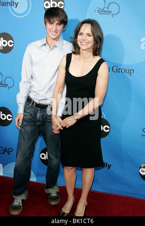 Champ SAM & SALLY FIELD DISNEY ABC TV PARTI ALLSTAR PASADENA LOS ANGELES USA 19 Juillet 2006 Banque D'Images