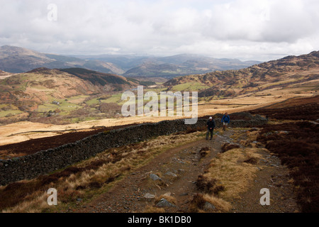 Les promeneurs sur le chemin d'ascension du poney Cadair Idris, avec vues vers Dolgellau Banque D'Images