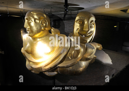 Sculptures en passerelle intérieure couloirs qui relient différents parties de la Performing Arts Centre dans le Barbican Centre Ville de London England UK Banque D'Images