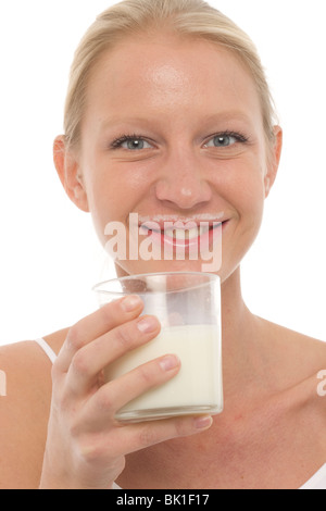 Portrait d'une jeune femme de race blanche sale avec moustache de lait et un verre de lait dans la main Banque D'Images