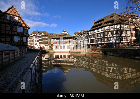 Vue au bord de l'eau de la Petite France, Strasbourg Banque D'Images