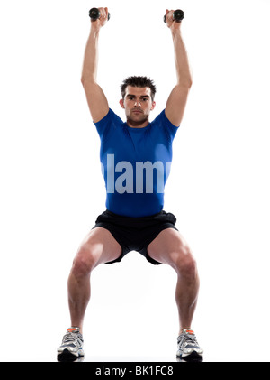 Man doing squats d'entraînement de formation de poids accroupi sur blanc fond isolé studio Banque D'Images
