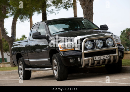 Dodge Ram Hemi Noir 1500 camion garé dans un parking en Espagne. Banque D'Images