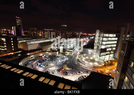 Une vue nocturne de Leeds, à la recherche de l'hôtel Queens au-dessus de la station vers Bridgewater Place, West Yorkshire Banque D'Images