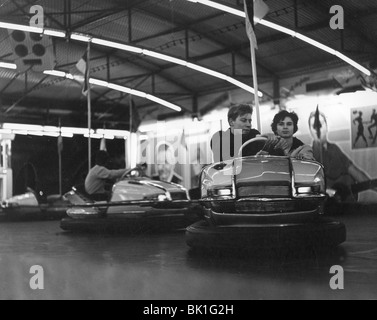 Couple on dodgems, c1960. Banque D'Images