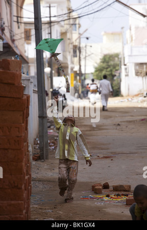 Enfant jouant avec les Indiens en kite street Banque D'Images