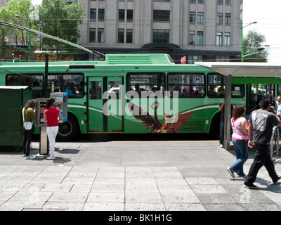 Mexico City Green chariot électrique zéro émission décorées de bus de la célèbre statue de l'ange sur la Calle Lazaro Cardenas Banque D'Images