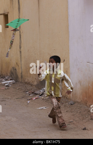 Enfant jouant avec les Indiens en kite street Banque D'Images