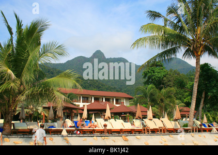 Resort sur la plage de sable blanc de Koh Chang, Thaïlande. Banque D'Images