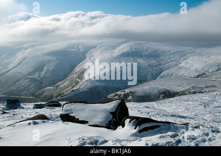 Brown Knoll en hiver du plateau de Kinder Scout, au-dessus de Edale, Peak District, Derbyshire, Angleterre, RU Banque D'Images