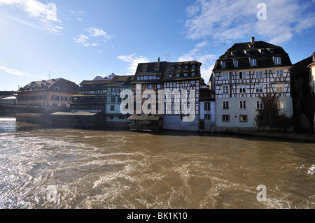 Vue au bord de l'eau de la Petite France, Strasbourg Banque D'Images