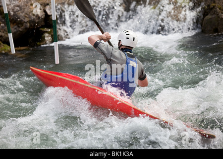 La kayakiste uvres de river canyon Matka treska ,en Macédoine Banque D'Images