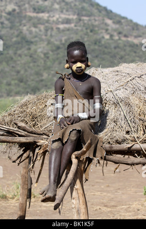 L'Afrique, l'Éthiopie, Debub Zone d'Omo, enfant de la tribu Mursi Banque D'Images