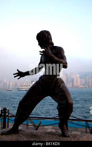 Statue du célèbre Bruce Lee, le port de Hong Kong, Chine. Banque D'Images