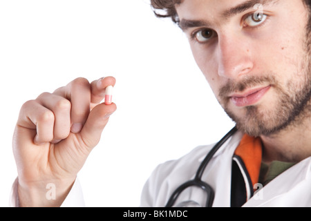 Doctor holding a comprimé isolé sur fond blanc Banque D'Images