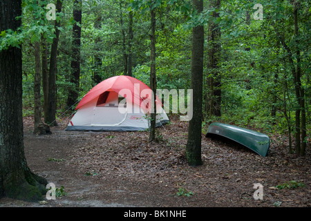 Une tente sur un camping en Trap Pond State Park, Laurel, Montana Banque D'Images