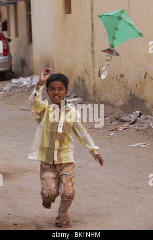 Enfant jouant avec les Indiens en kite street Banque D'Images