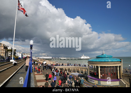 Front de mer d'Eastbourne pier et kiosque Banque D'Images