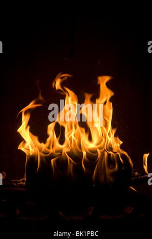 Un feu dans une cheminée. Banque D'Images