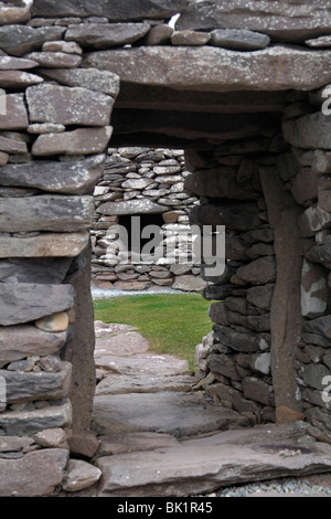 Entrée d'un chemin à travers un mur de défense en pierre faisant partie d'un âge de fer fort Dunbeg sur la péninsule de Dingle Banque D'Images