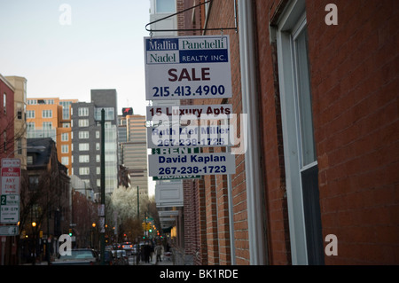 Les panneaux pour appartements à vendre dans le quartier centre-ville de Philadelphie, PA Banque D'Images