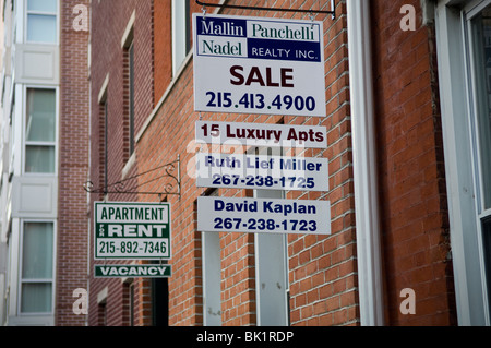 Des signes pour des appartements à vendre et à louer dans le quartier centre-ville de Philadelphie, PA Banque D'Images