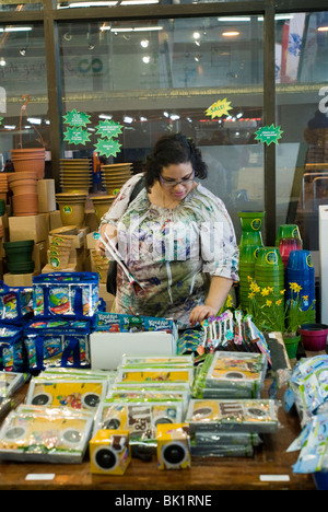 Shoppers parcourir faites de produits recyclés de marchandises à la boutique verte dans le Port Authority Bus Terminal à New York Banque D'Images