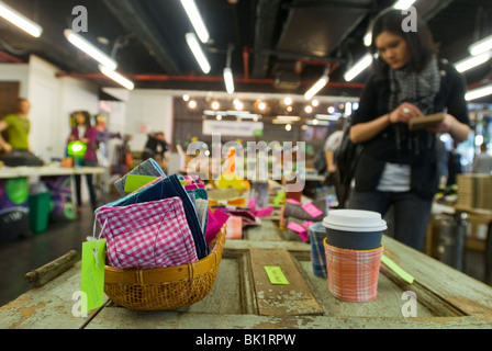 Shoppers parcourir faites de produits recyclés de marchandises à la boutique verte dans le Port Authority Bus Terminal à New York Banque D'Images