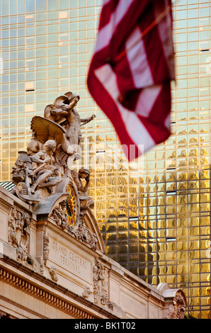 Détails de l'horloge et de la statue au sommet du Grand Central terminal à Manhattan, New York City, États-Unis Banque D'Images