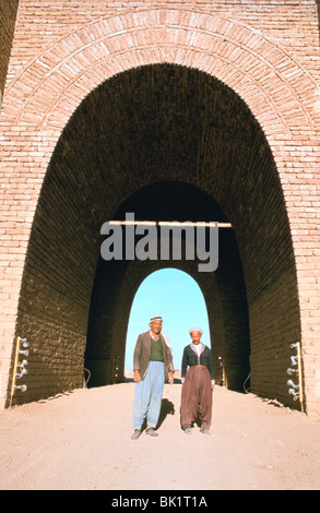 Deux ouvriers à l'extérieur de la porte de Mashki, Ninive, Iraq, 1977. Banque D'Images